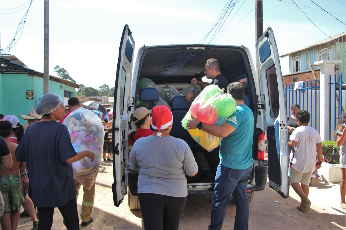 Policiais militares do COPOM arrecadam e doam 1,1 mil brinquedos para Projeto Amigos do Caximba