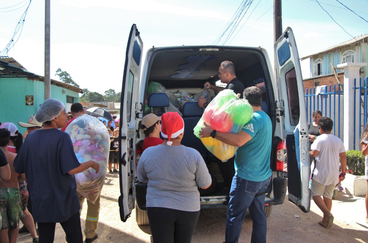 Policiais militares do COPOM arrecadam e doam 1,1 mil brinquedos para Projeto Amigos do Caximba